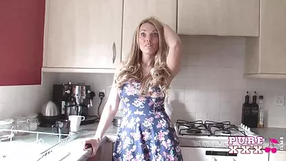 Sexy chinesisches Camgirl, das versucht, ihre pornovideos ansehen eigene Brustwarze zu durchbohren