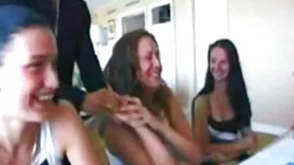 CFNM European Glam kostenlose pornovideos ohne anmeldung Maid Mund auf Treppen gefickt