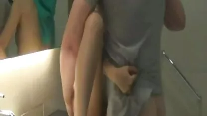 Hussy wird erstickt und pornovideos kostenlos runterladen während der DP im Schlafzimmer herumgeworfen