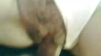 Zwei sexy schwarze Frauen stehen sich auf einem Schwanz gegenüber kostenlose pornovideos online