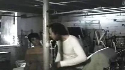 Euro Brünette Schönheit pornovideos sex saugt Gloryhole und bekommt Sperma geduscht