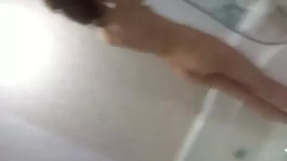 Brünette genießt viele Orgasmen beim Üben von sm pornovideos BDSM vor der Kamera