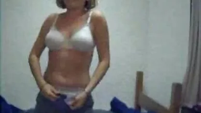 Big Breast Girl bekommt kostenlose pornovideos ansehen T-Shirt an und nass