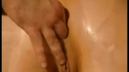 Blonde Hottie in Strümpfen Anal Ficken auf harte pornovideos Sofa